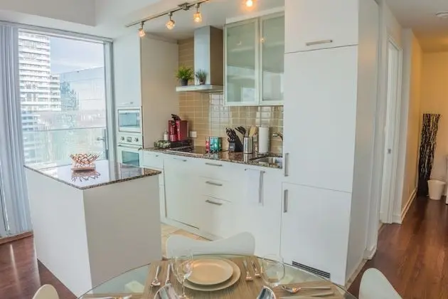 AOC Suites High-Rise Condo, CN Tower & Lake View - Mutfak