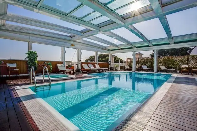 Aparthotel England - Havuz