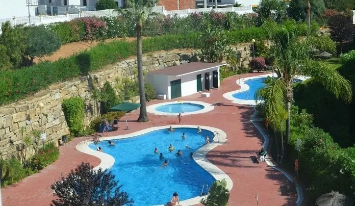 Apartamento en Marbella con vistas al golf - Havuz