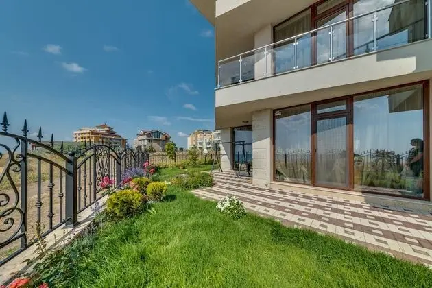 Apartcomplex Golden Bay - 1