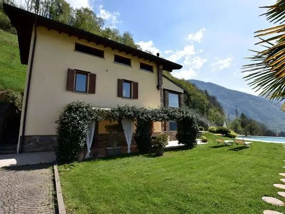 Apartment in 2-floor Villa With Swimming Pool, Equipped Garden and Lake View - Dış Mekan