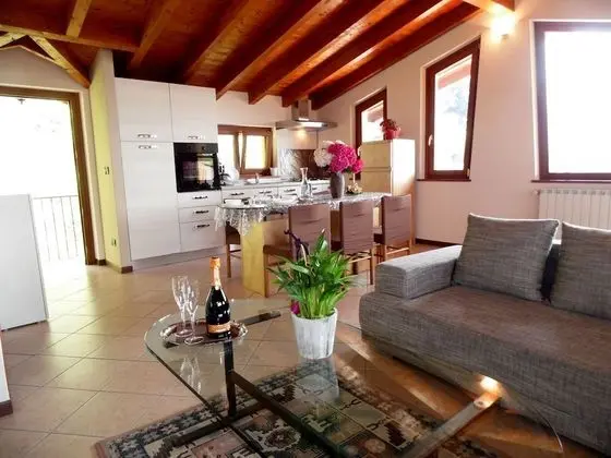 Apartment in 2-floor Villa With Swimming Pool, Equipped Garden and Lake View - Mutfak