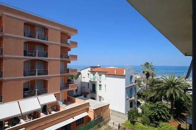 Apartment 20 Meters From The Sea 7 Beds With Small Sea View