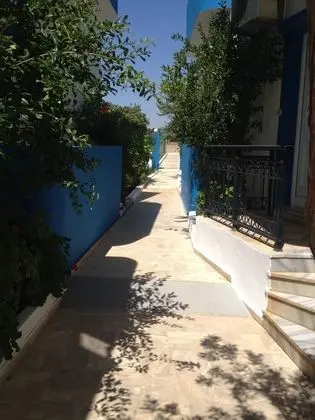 Apartment for 4 With Garden and Partial sea View - Dış Mekan