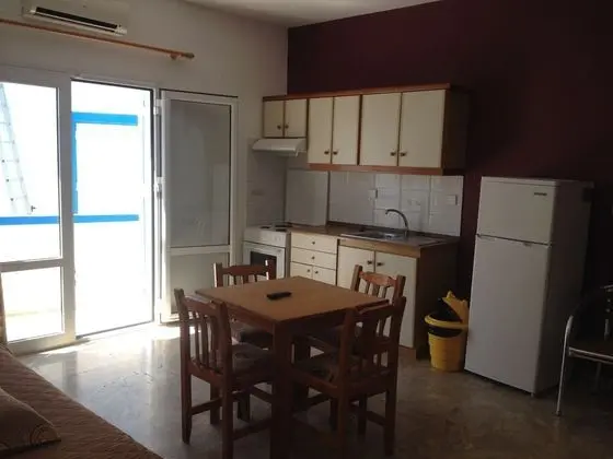Apartment for 4 With Garden and Partial sea View - İç Mekan
