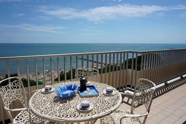 Apartment For 5 People Near The Beach by Beahost Rentals