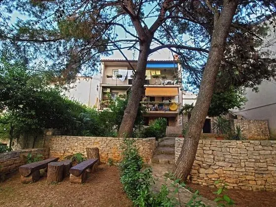 Apartment 758