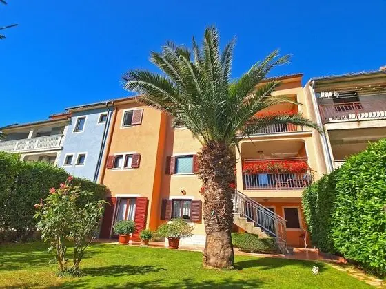Apartment 979