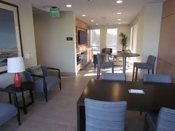 Apartment with Full Amenities - Miracle Mile - Oda Düzeni
