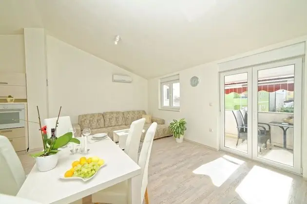 Apartment Hennion / Two Bedrooms A1 Leona - Mutfak