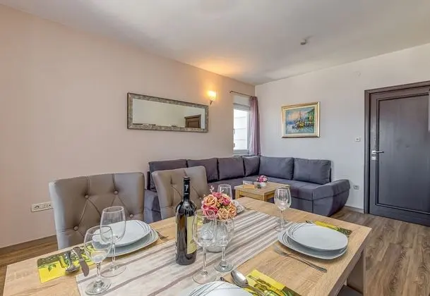 Apartment Karlo 220m From the Beach