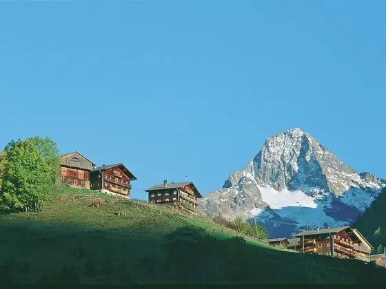 Apartment in Matrei in Osttirol With Garden & Play Equipment - Dış Mekan