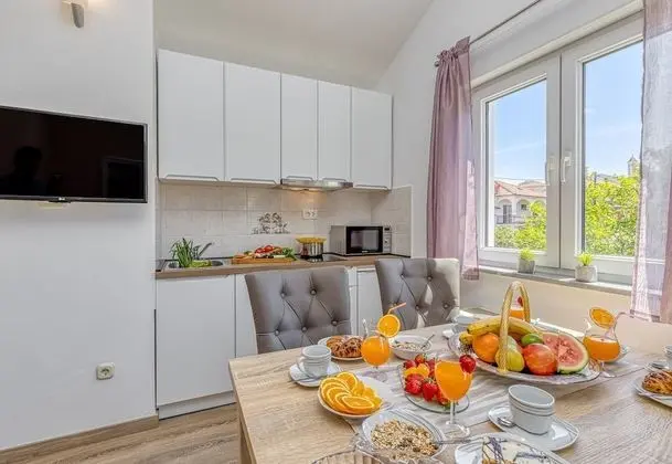 Apartment Nika 220m From the Beach