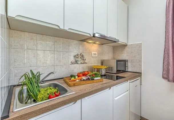 Apartment Nika 220m From the Beach - Mutfak