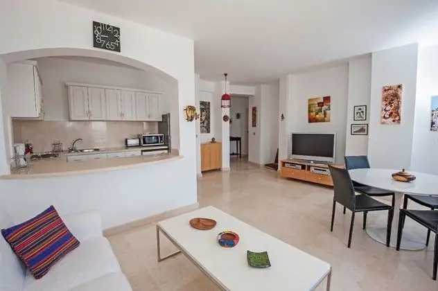 Apartment Overlooking Pool & Lagoon - Oda Düzeni