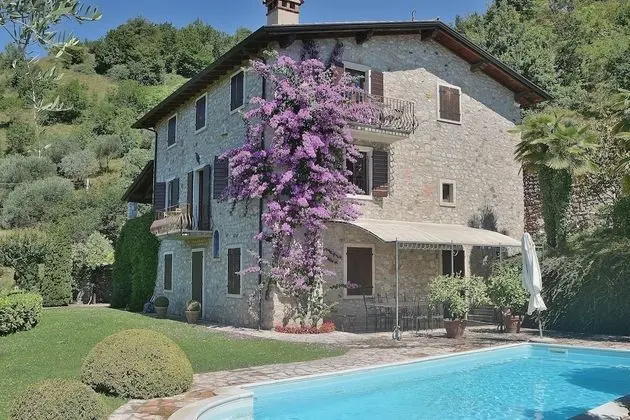 Apartment With Pool Ai Pignoi 1st floor