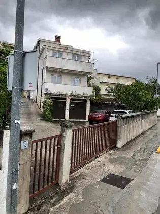 Apartment With Private Parking Or Garage