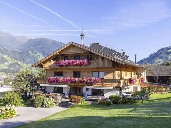 Apartment in Ramsau im Zillertal for 18 People