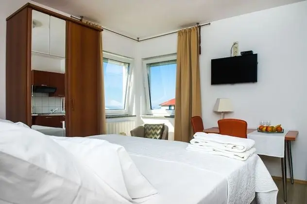 Apartment and Rooms Ana