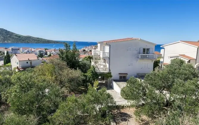 Apartment and Rooms Radojka