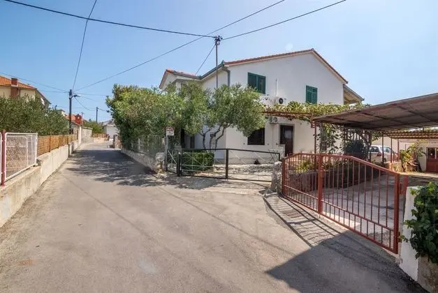 Apartment and Rooms Ruza