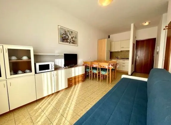 Apartment With Terrace for 5 People Near the Beach by Beahost Rentals