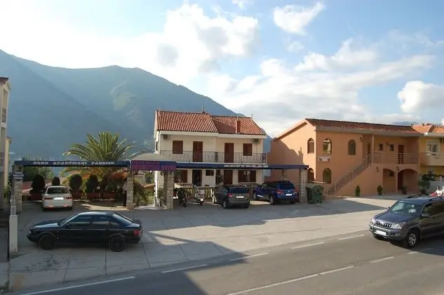 Apartments Dobrotski Dvori - Dış Mekan