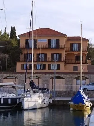Apartments Dora Vrboska island Hvar
