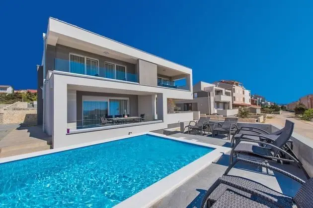 Apartments with Pool Villa Zora - Dış Mekan