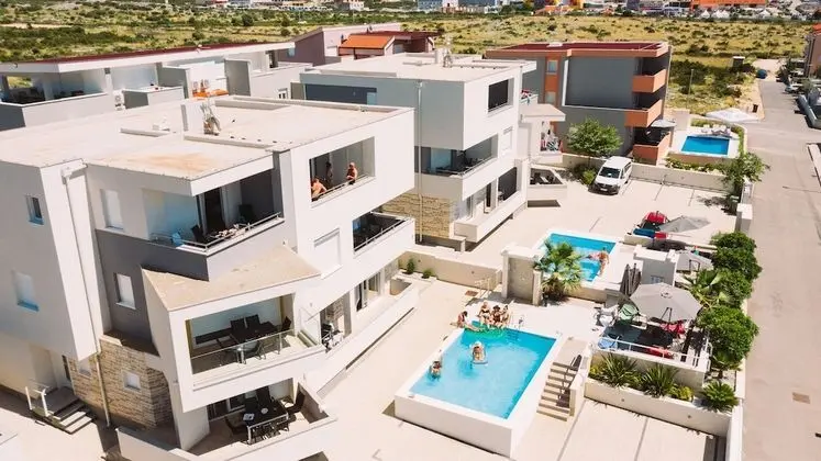 Apartments & Rooms Danivan Pool Villas - Dış Mekan
