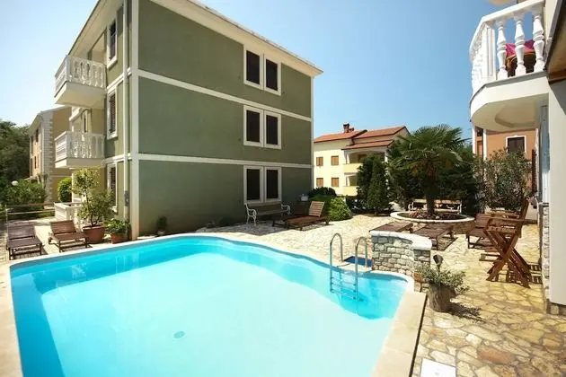 Apartments and Rooms Degra - Havuz
