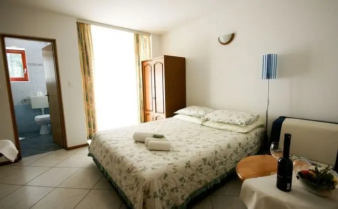 Apartments and Rooms Degra - Oda