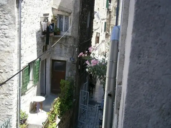 Apartments and Rooms Djanovic
