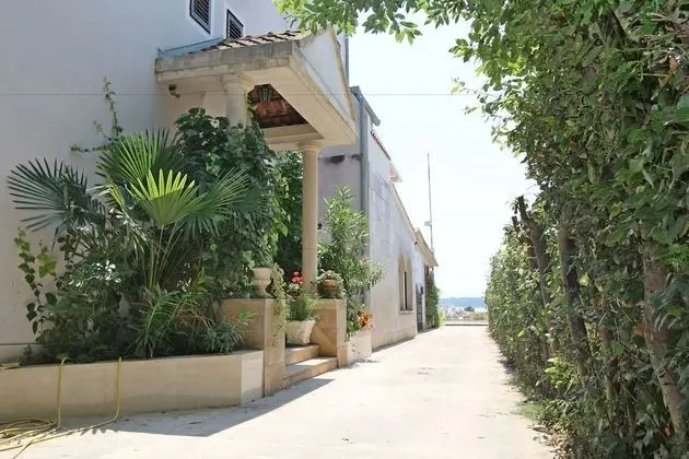 Apartments and rooms Eugenia