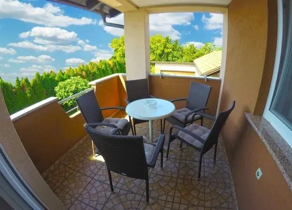 Apartments and Rooms Rea - Oda