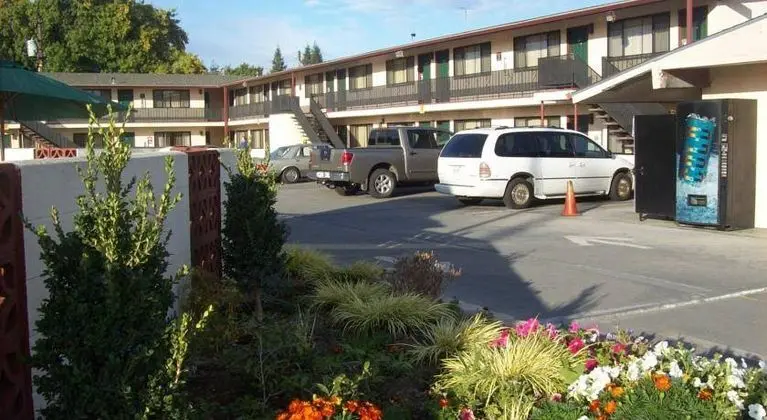 Apex Inn