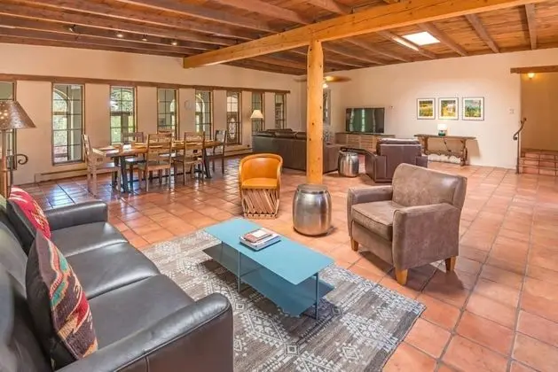 Apodaca - Spacious East Side Home With Countryside Views - Oda Düzeni