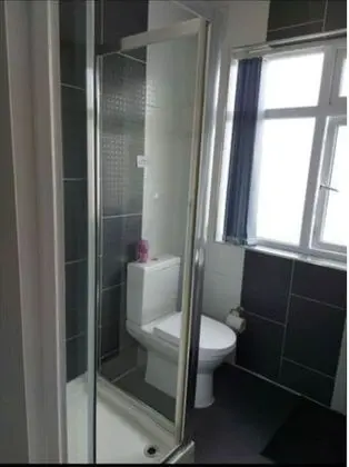 Apple House Wembley - Family Room With Shared Bathroom - Banyo Özellikleri