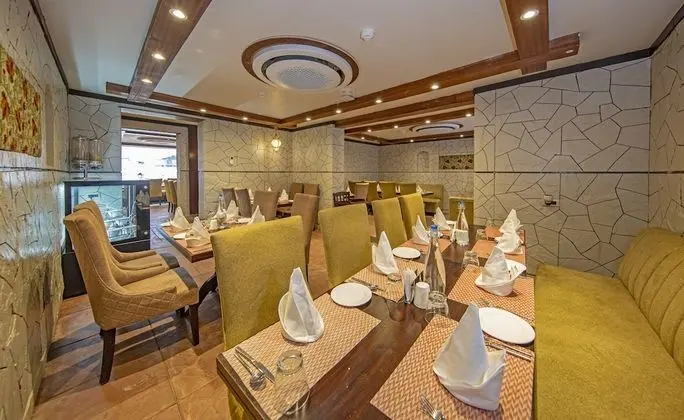 Apple Orchard Resort & Spa - Overlooking Zabarwan Mountain - Yerinde Yemek