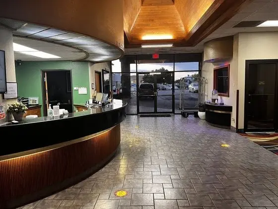 APPLE TREE INN AND SUITES