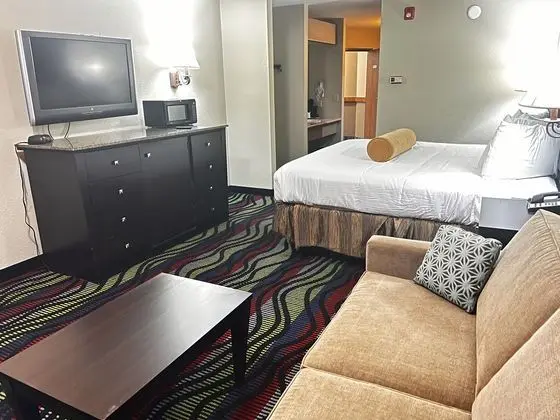 APPLE TREE INN AND SUITES