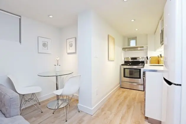 Applewood Suites - Executive Basement - Oda Düzeni