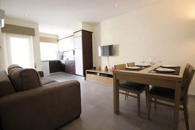 Appt The Feet In The Water - 100m From The Beach