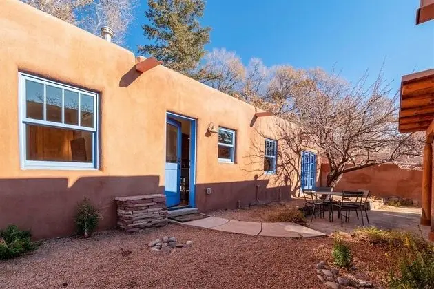 Apricot - Light-filled Modern Update to Historic Home, Walk to The Plaza and Canyon Rd