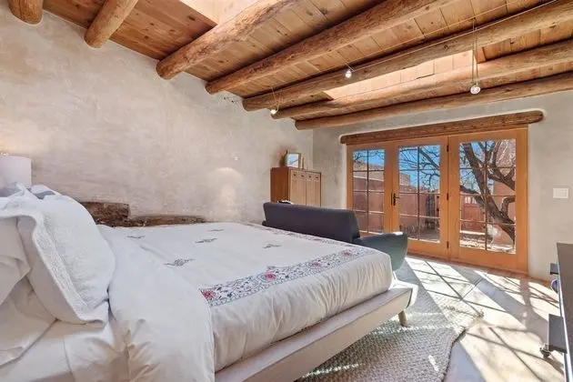Apricot - Light-filled Modern Update to Historic Home, Walk to The Plaza and Canyon Rd - Oda