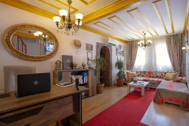 April Hotel - Genel