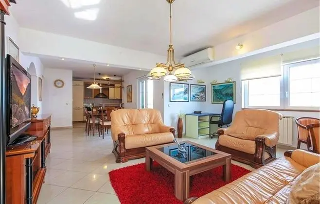Apt w Jacuzzi, Balcony & sea View, 3 min to Beach
