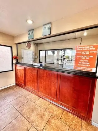 Aqua Inn Motel - Lobi