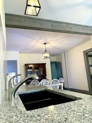 The Aquarium Chateau - With Private Yard & Parking, Near Falls, Casino by Niagara Hospitality - Mutfak