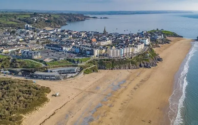 Arcadia House - Lovely Apartment Close to Beaches Harbour and Town Centre